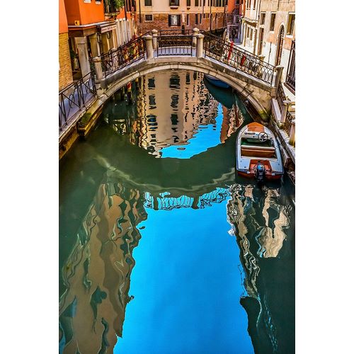Perry, William 아티스트의 Colorful small canal and bridge creates beautiful reflections in Venice-Italy작품입니다.